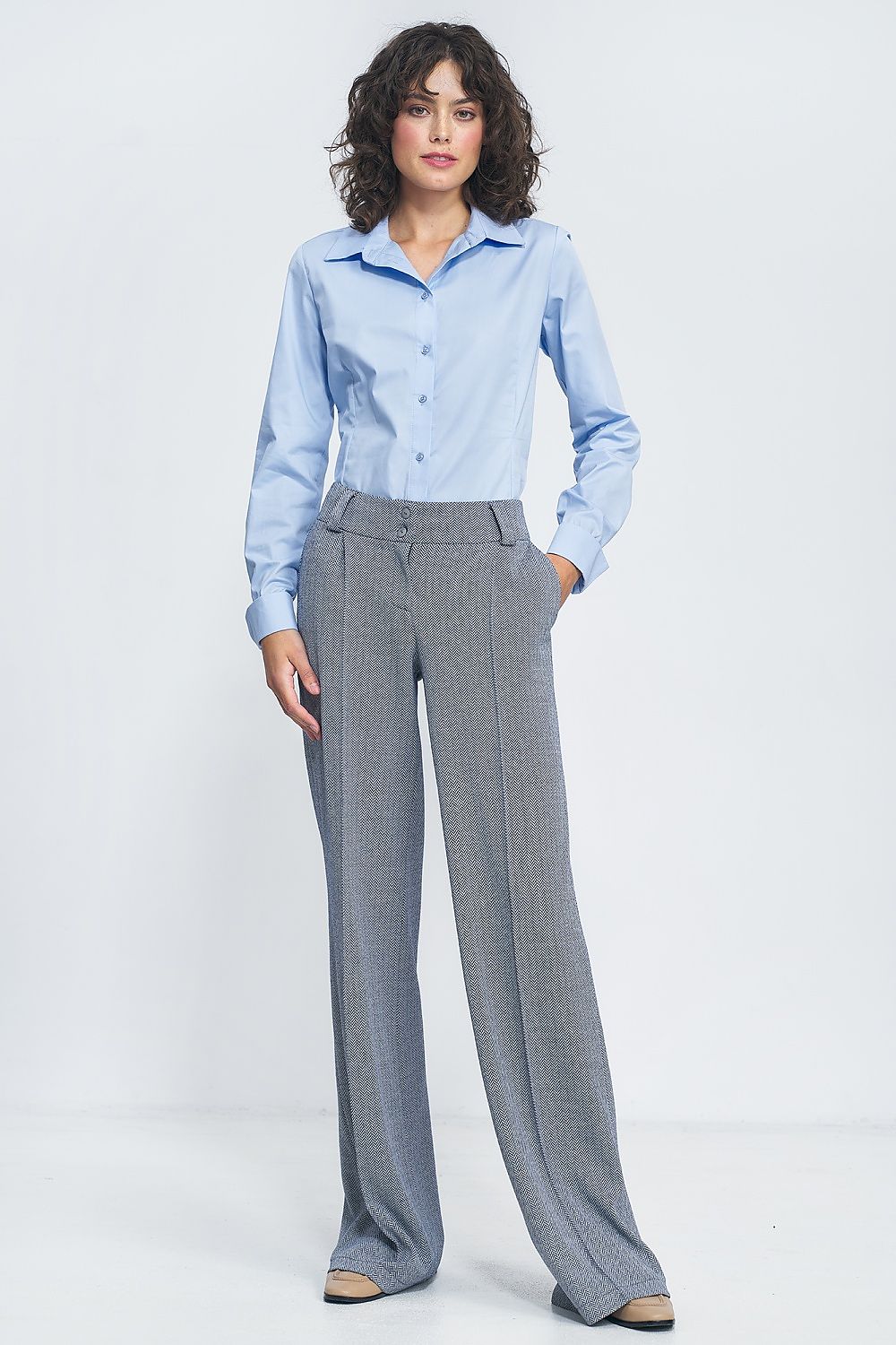 women slim-fitting pants