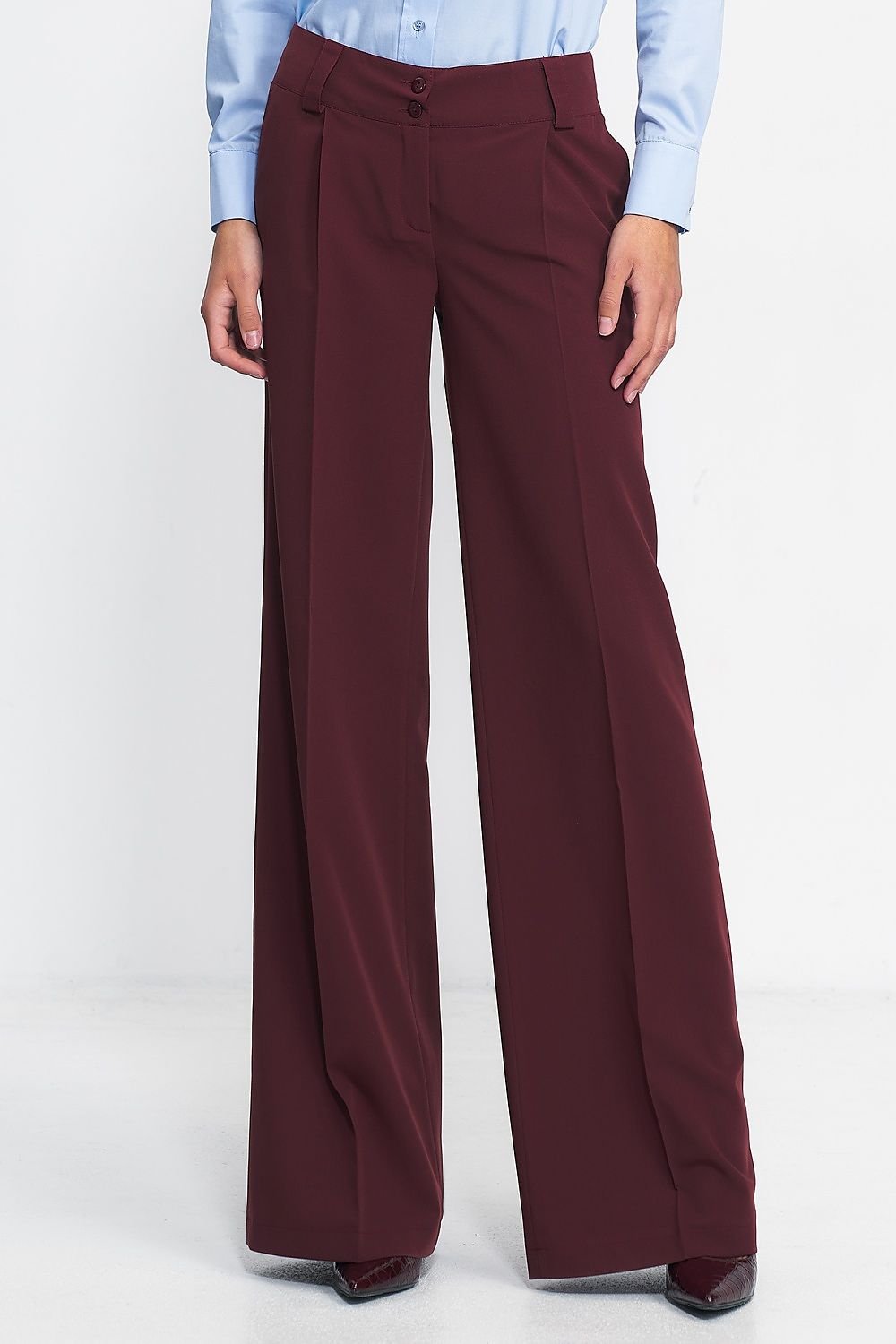 women slim-fitting pants