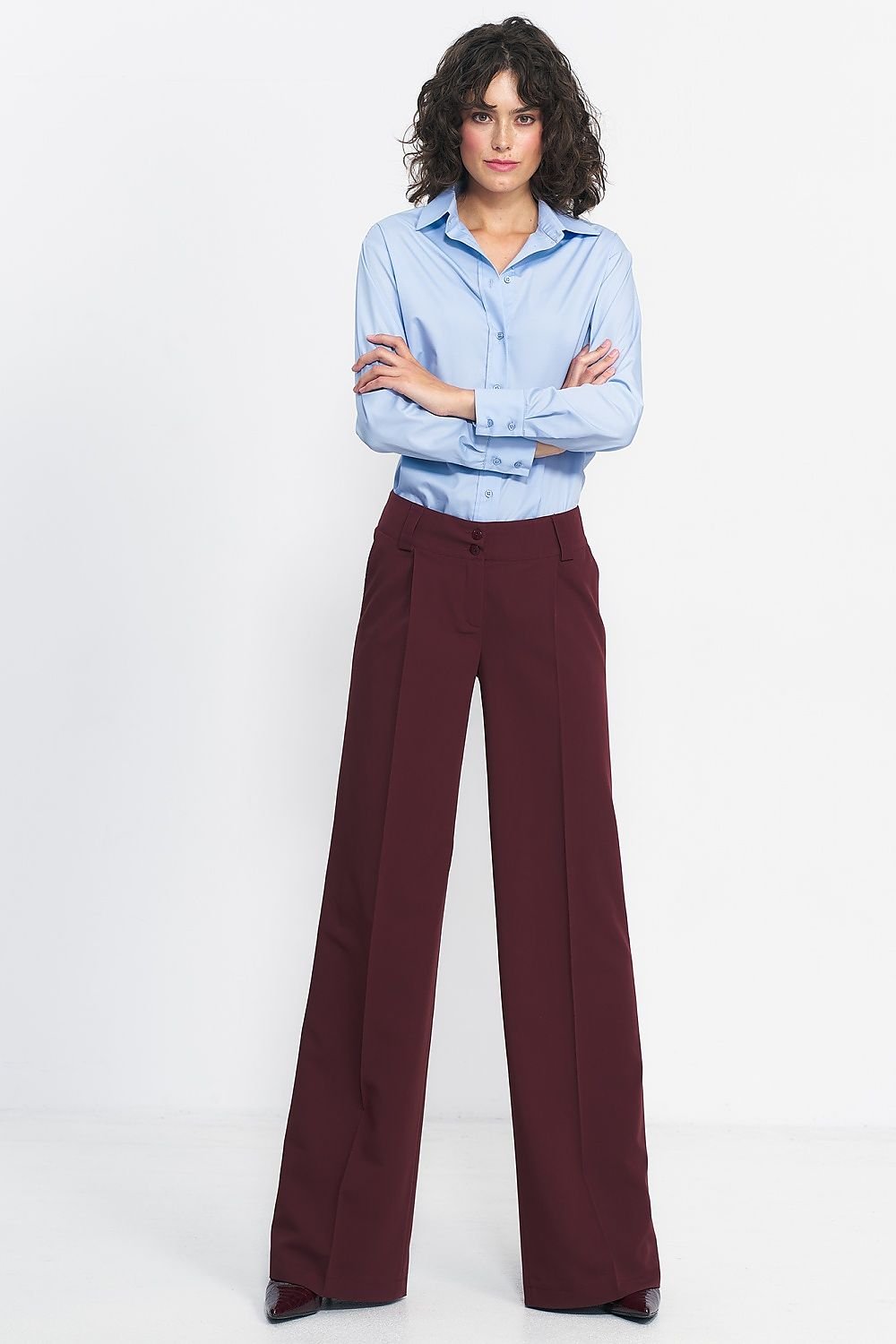 women slim-fitting pants