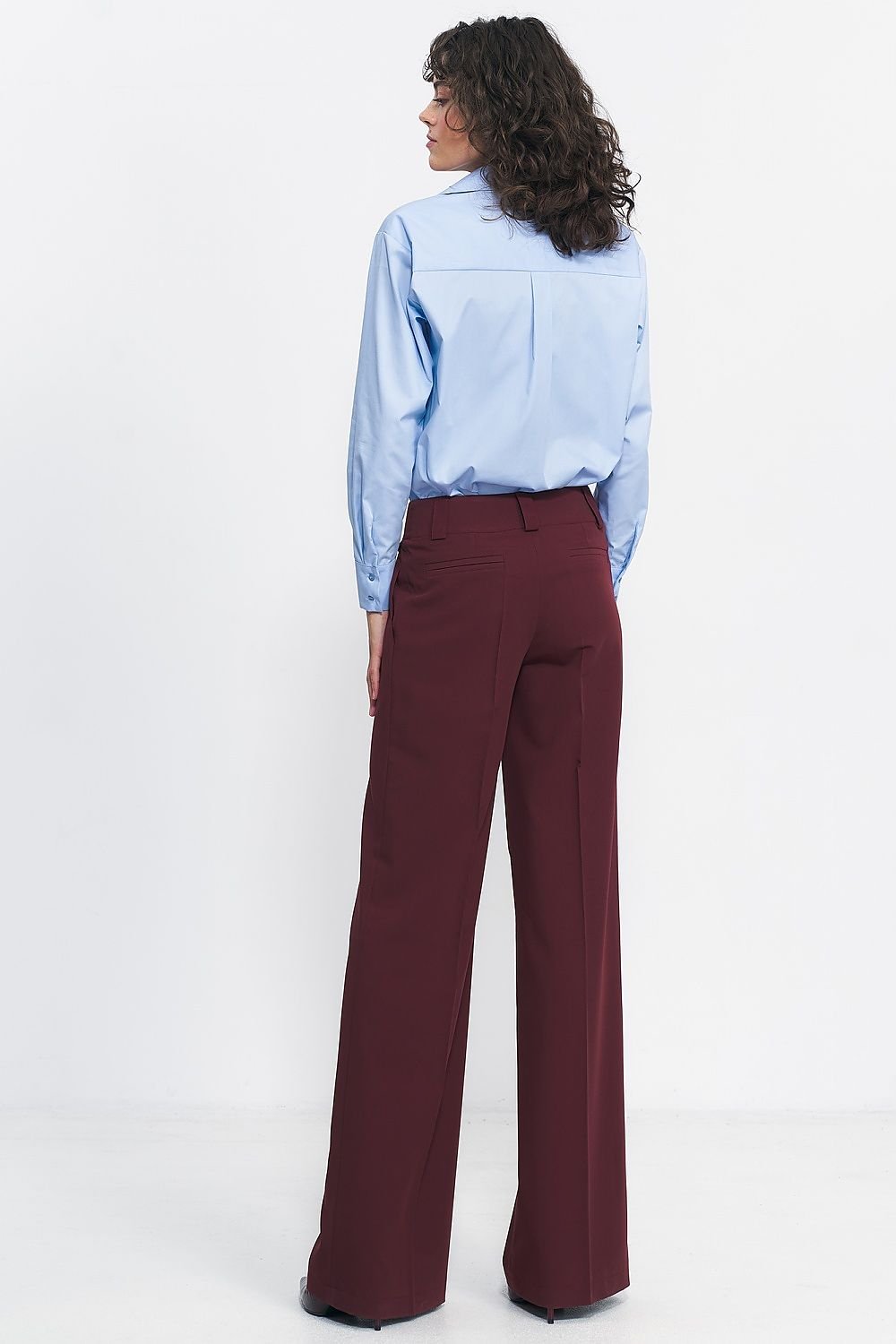 women slim-fitting pants