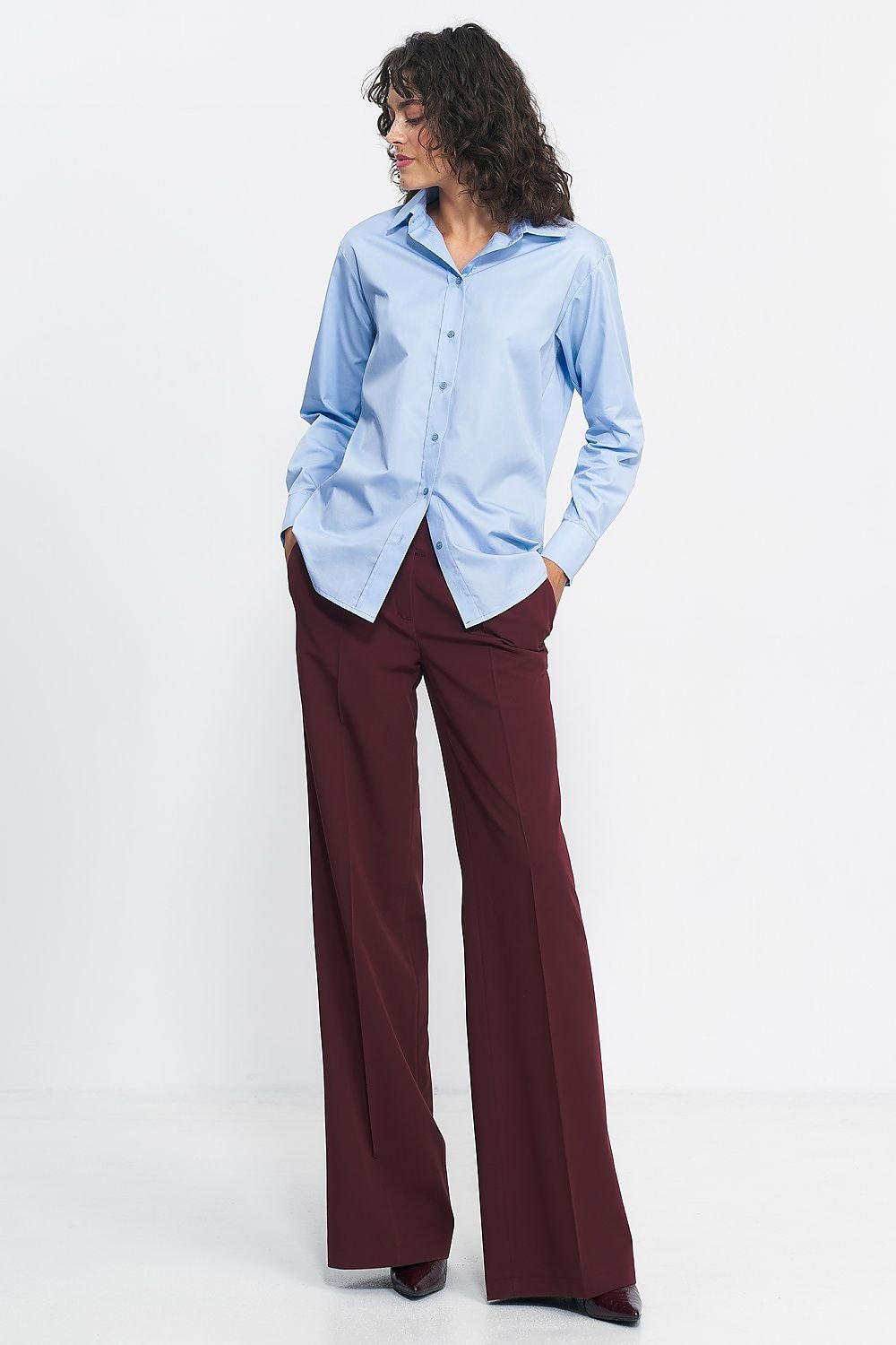 women slim-fitting pants