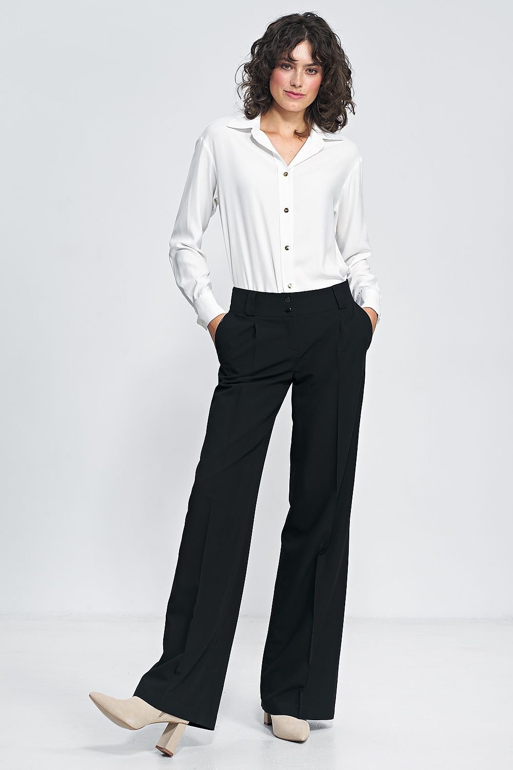 women slim-fitting pants