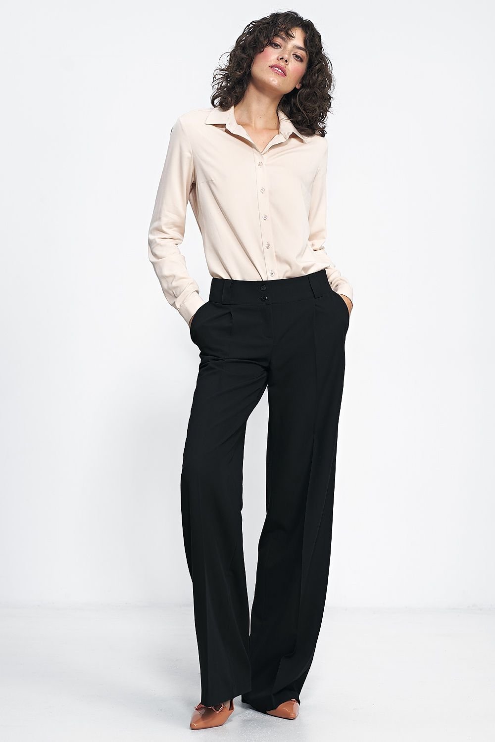 women slim-fitting pants