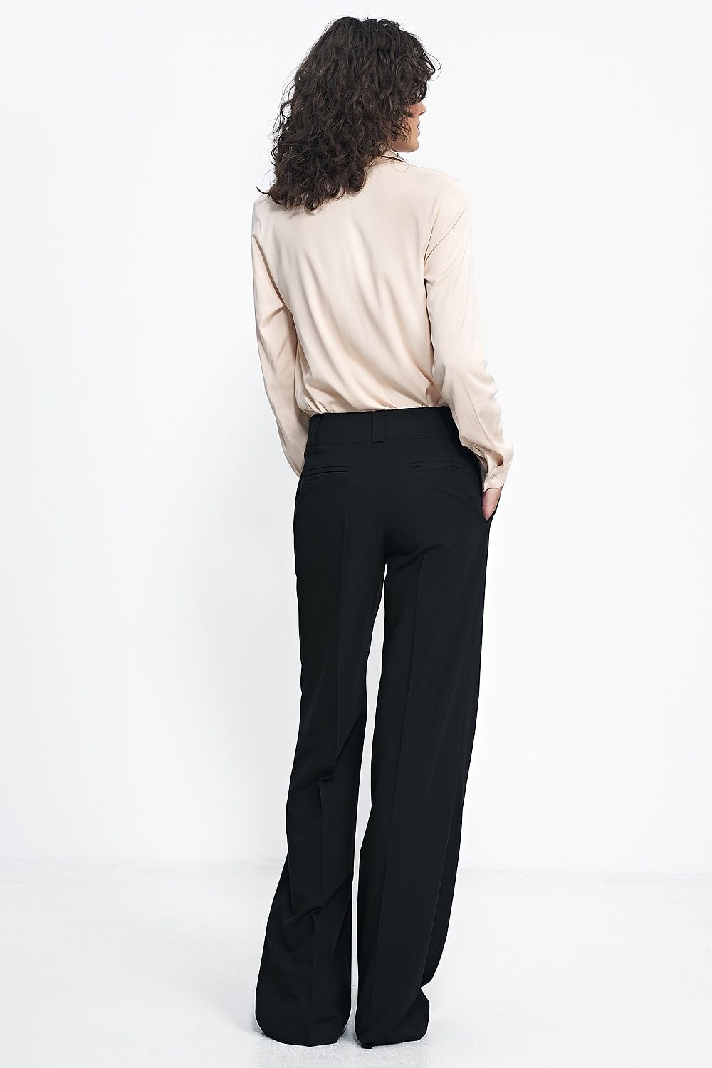 women slim-fitting pants