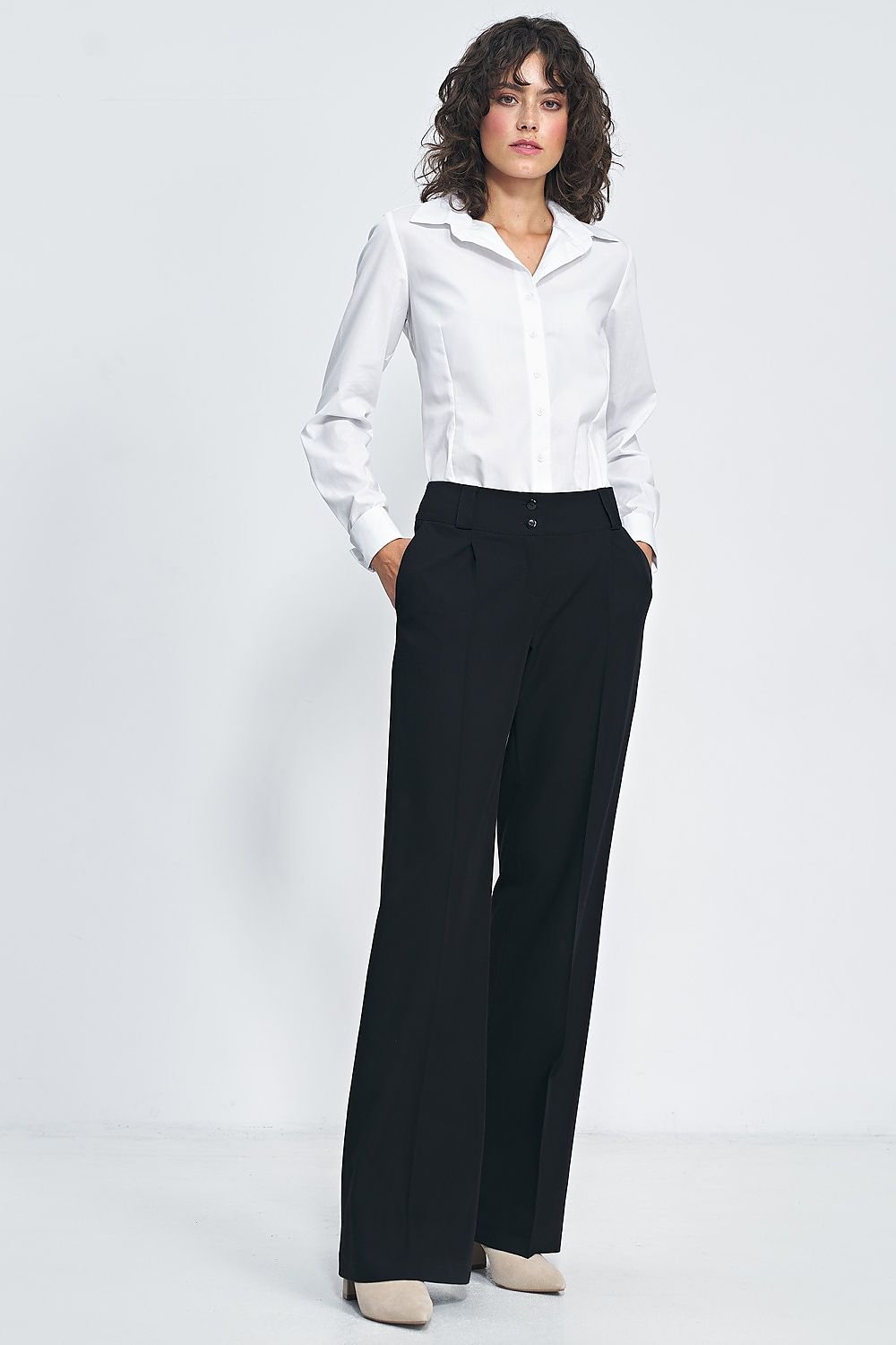 women slim-fitting pants