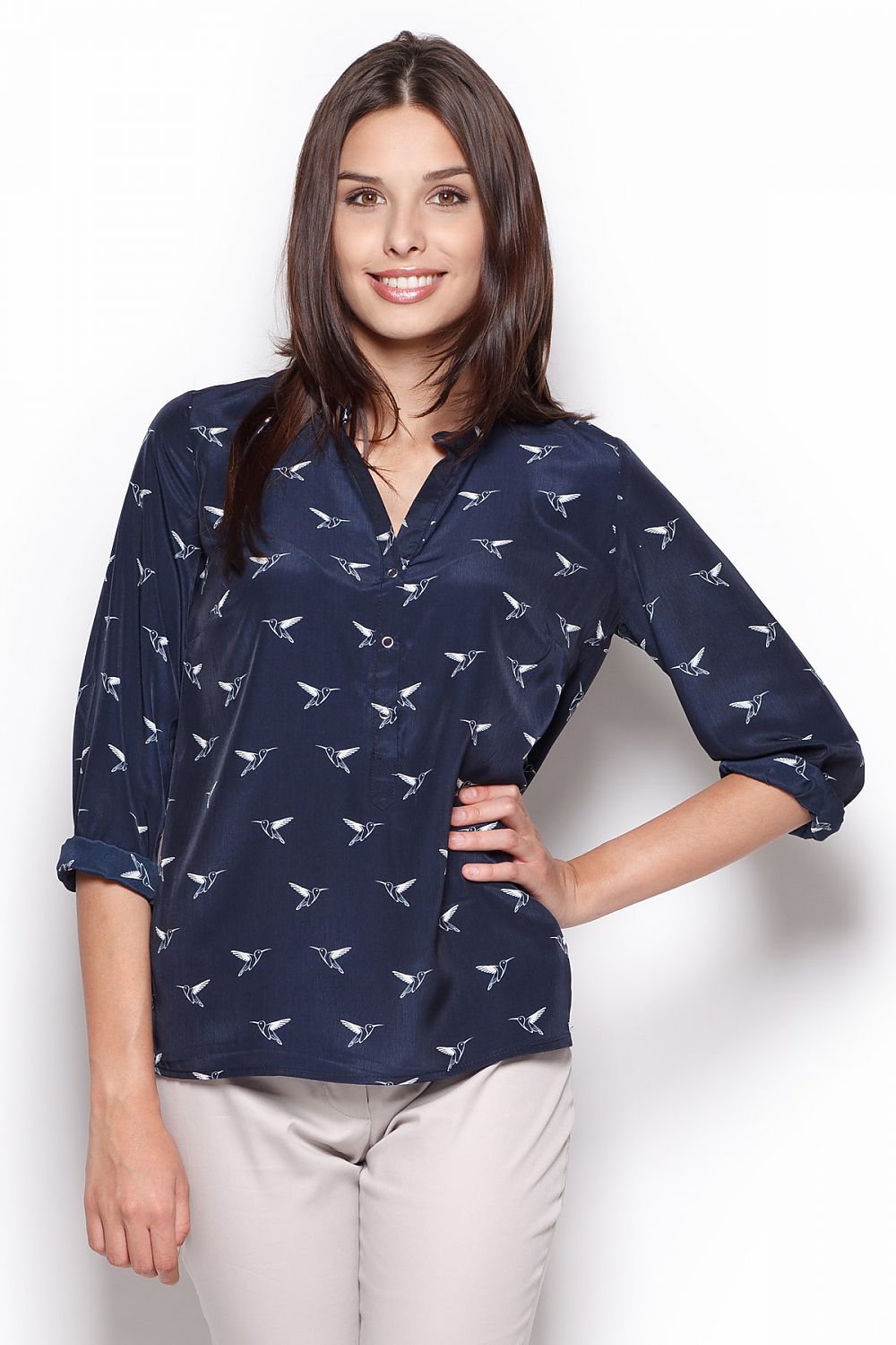 Classic shirt of fine fabric in the original print, slightly loose fitting with long sleeves