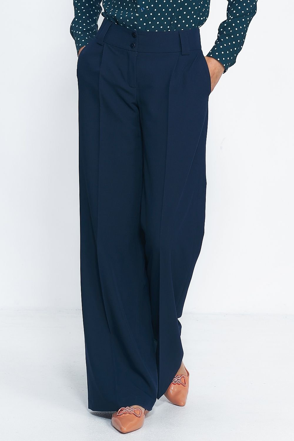 women slim-fitting pants