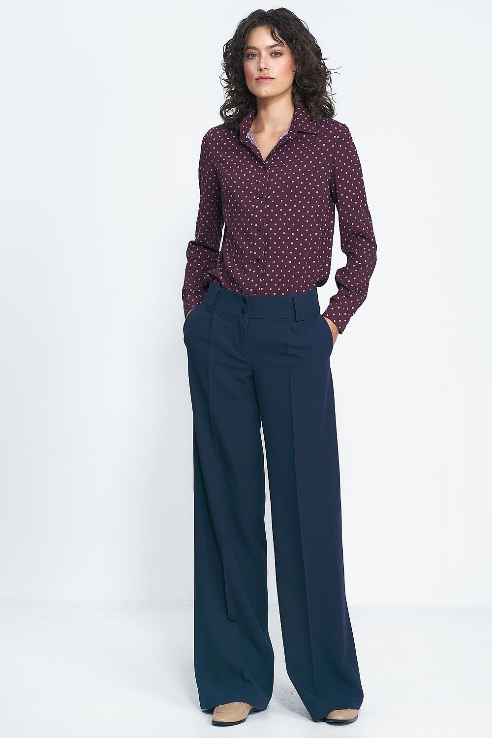 women slim-fitting pants