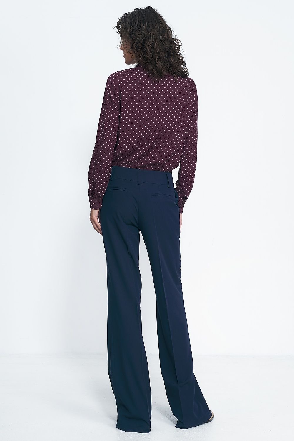 women slim-fitting pants